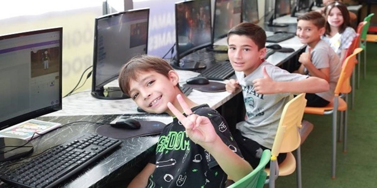 Cursos gratuitos na área de tecnologia atraem crianças e jovens à carreta do Progeti em Cascavel