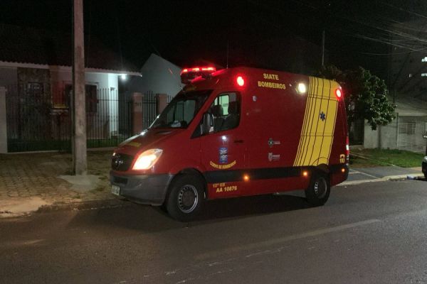 Mulher fica ferida após ser prensada por carro em manobra no Bairro Parque São Paulo, em Cascavel