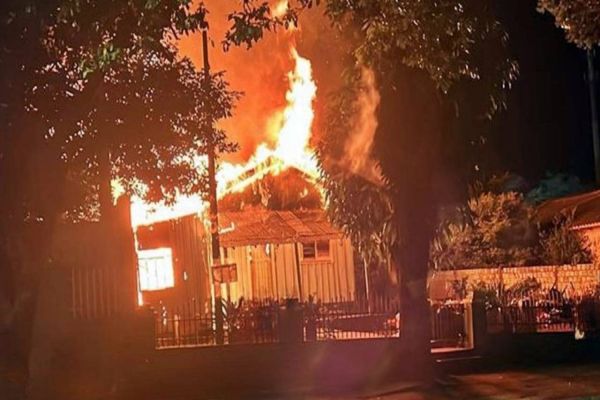 Imagem referente a notícia: Incêndio destrói residência após denúncias de atividades ilícitas no Bairro Alto Alegre em Cascavel