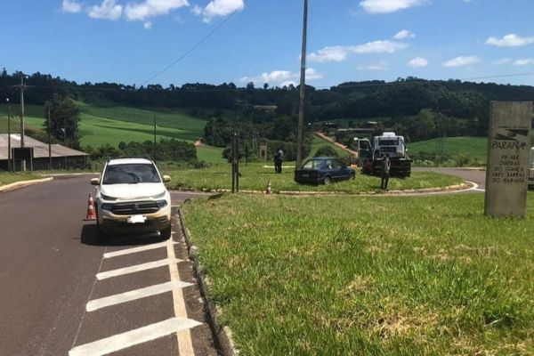 Condutor fica ferido em forte colisão lateral na PR-484 em Três Barras do Paraná