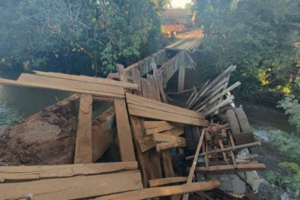 Caminhão cai em rio após atravessar ponte de madeira em Pato Branco