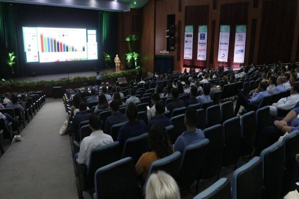 Encontro discute a cadeia produtiva da suinocultura paranaense em Toledo