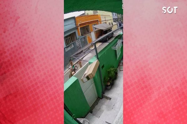 Entregador arremessa TV em quintal de casa, após não encontrar ninguém na residência