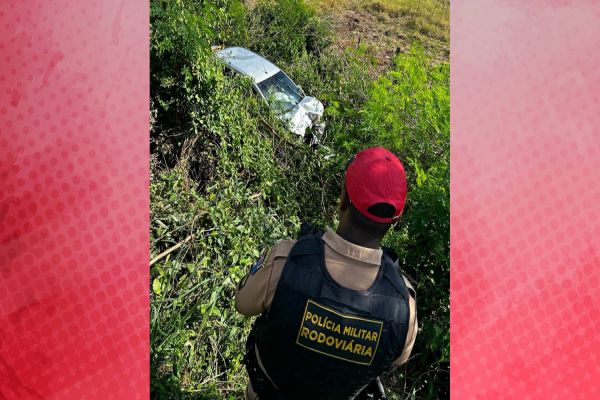 Carro de Itaipulândia sai da pista e cai em barranco as margens da PR-488 em Diamante do Oeste