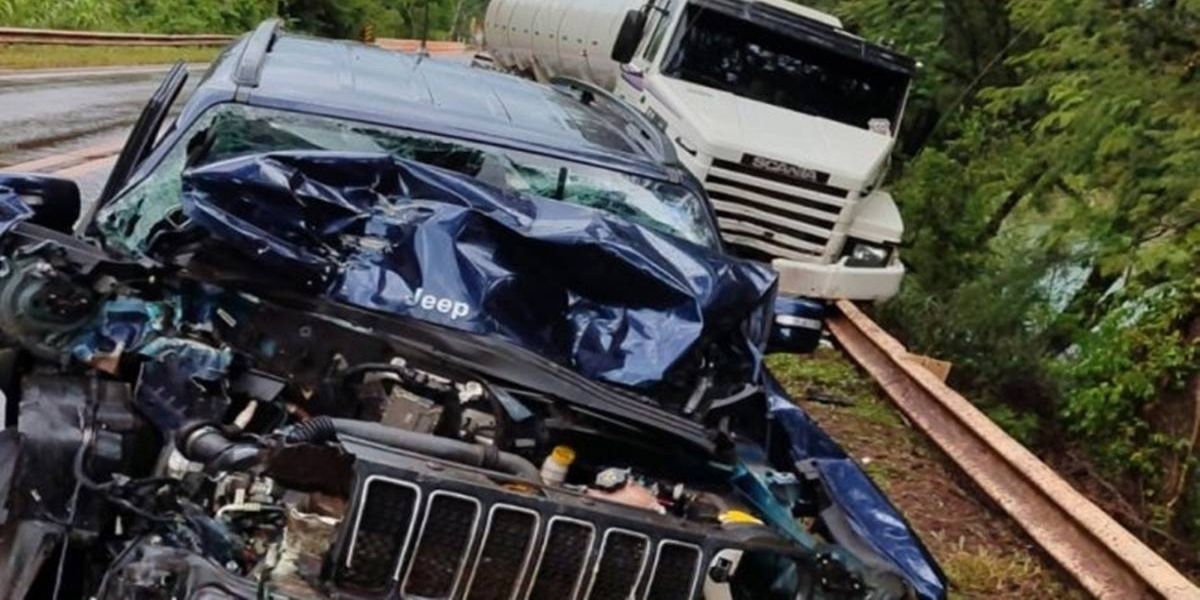 Carreta e Jeep batem de frente próximo à praia de Entre Rios do Oeste