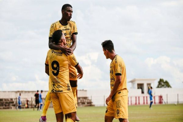 Base: Futebol Clube Cascavel vence em todas as categorias