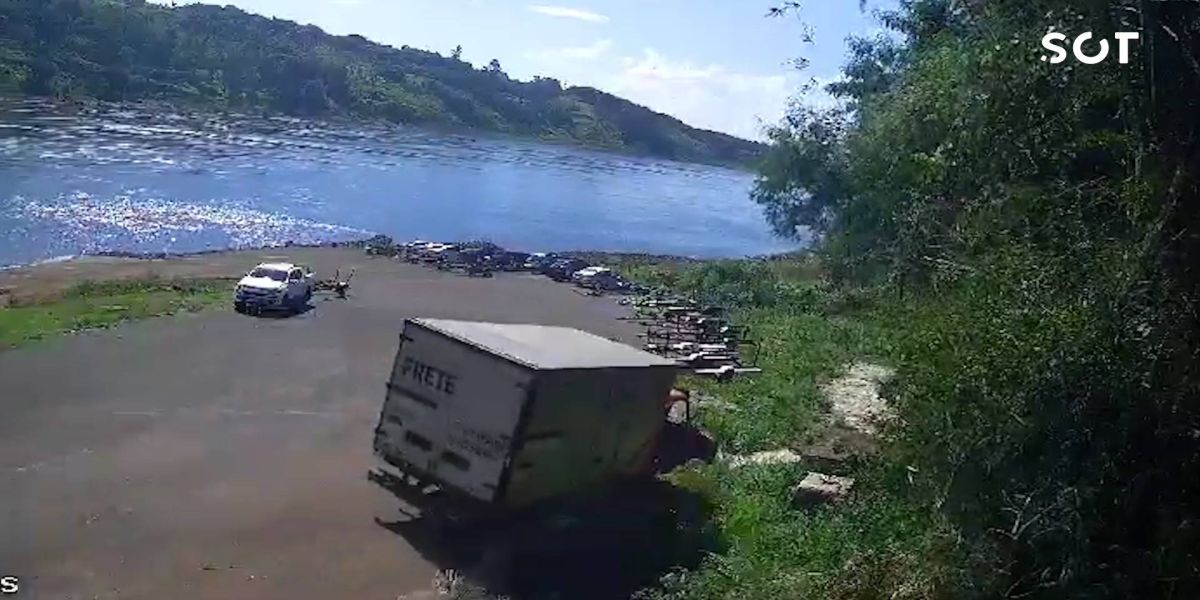 Caminhão sem freios quase cai no Rio Paraná em Foz do Iguaçu