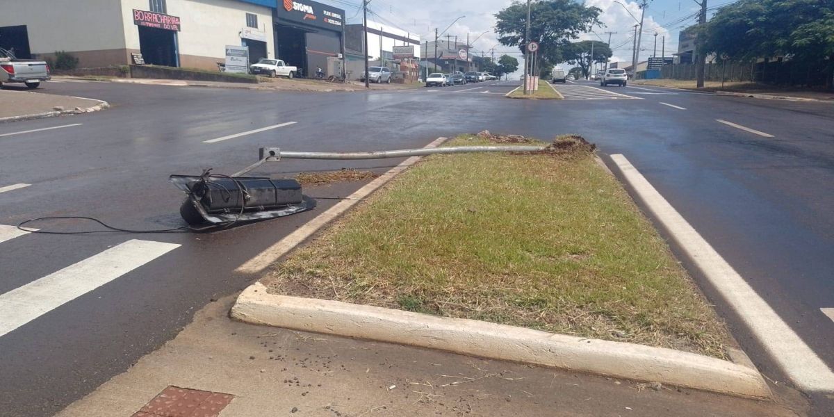 Equipe de sinalização age rapidamente após acidente com semáforo em Cascavel