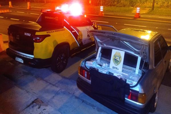 Imagem referente a notícia: Polícia Militar apreende Verona carregado cigarros contrabandeados na PR-323 em Iporã