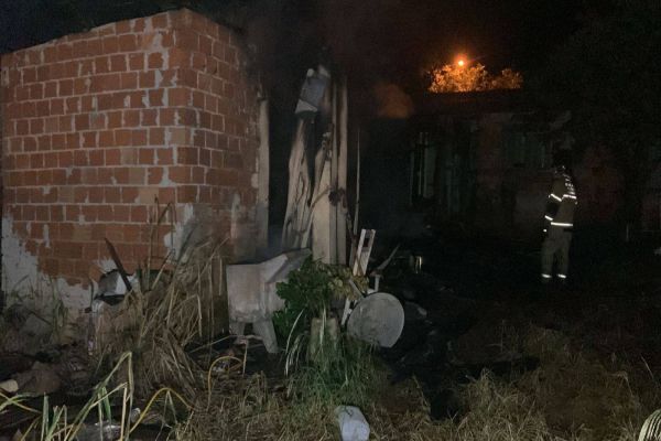 Casa fica destruída após incêndio no Bairro Morumbi, em Cascavel