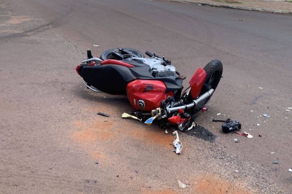 Motociclista fica gravemente ferido após forte colisão no Bairro Cascavel Velho