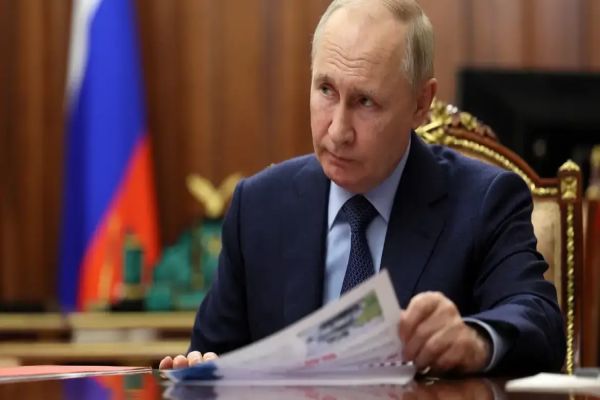 Vladimir Putin reeleito com ampla margem na Rússia, promete não ceder a pressões externas