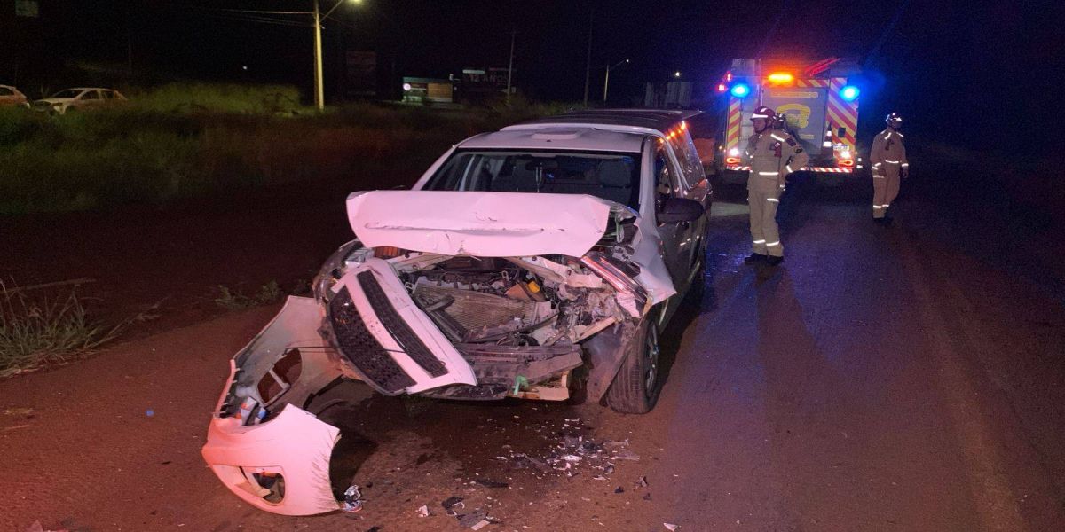 Duas pessoas ficam feridas após colisão traseira na PR-486 em Cascavel
