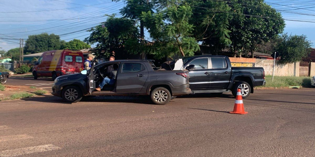 Mulher fica ferida após forte colisão de trânsito entre Amarok e um Fiat Strada no Jardim Clarito