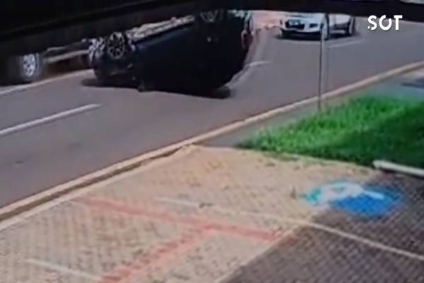 Câmera de segurança registra capotamento de Renault Duster no bairro Alto Alegre, em Cascavel