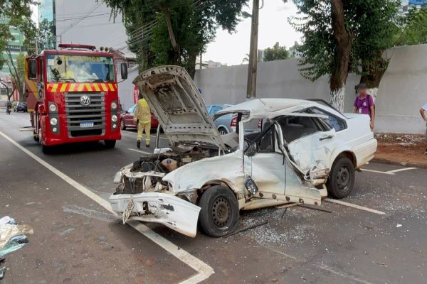 Colisão entre carro e ônibus deixa duas pessoas feridas na Vila Maracanã em Foz do Iguaçu