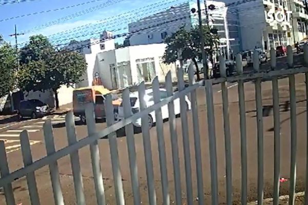 Câmera de monitoramento registra colisão entre veículos no Centro de Cascavel