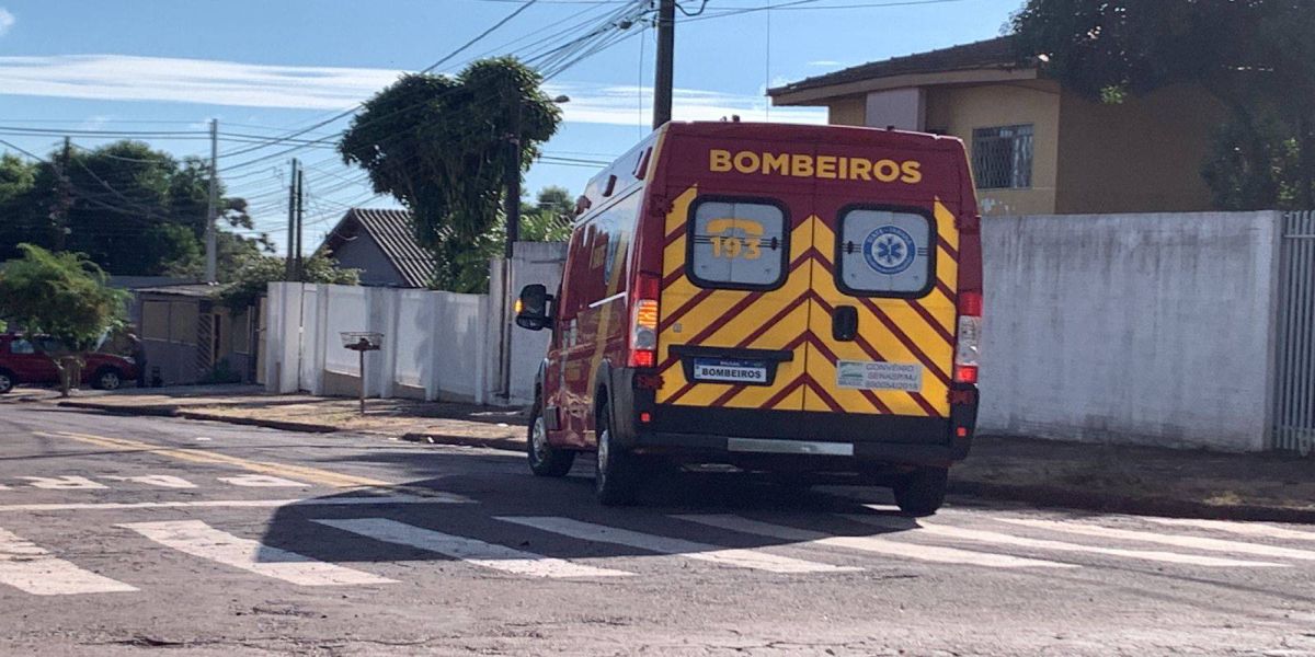 Motociclista de 20 anos fica ferido após colisão com carro no Bairro São Cristóvão, em Cascavel
