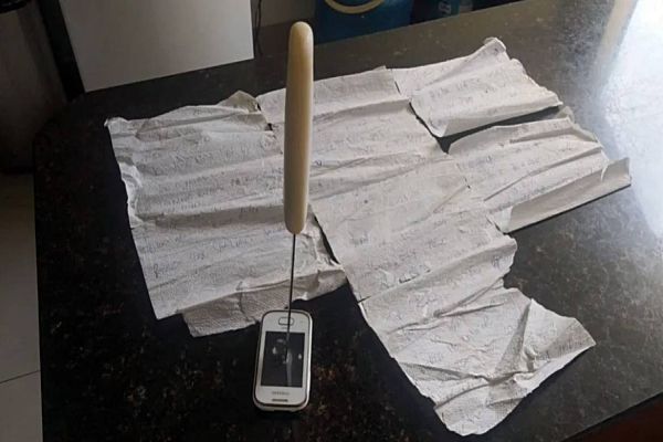 Celular cravado com faca revela rastro de violência em tragédia familiar em Toledo