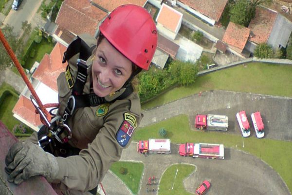 Terra, mar e ar: bombeira de Cascavel é referência de salvamento em qualquer lugar