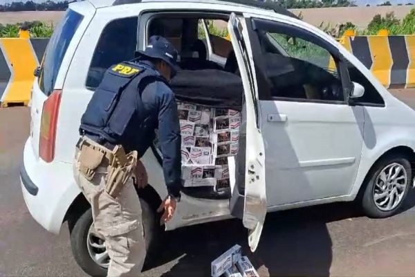 PRF apreende carro lotado de cigarros contrabandeados na BR-277 em Céu Azul