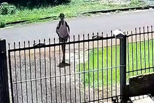 Câmeras de monitoramento flagram tentativa de invasão a residência no bairro Cascavel Velho