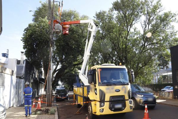 Imagem referente a notícia: Equipes da Copel trabalham intensamente na reconstrução da Rede Elétrica após temporal no Paraná