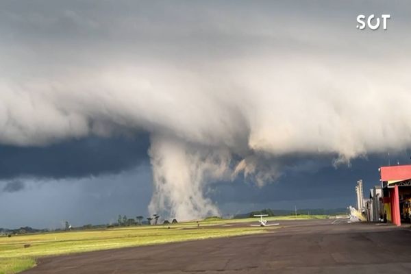 Nuvem gigantesca intriga moradores de Chapecó