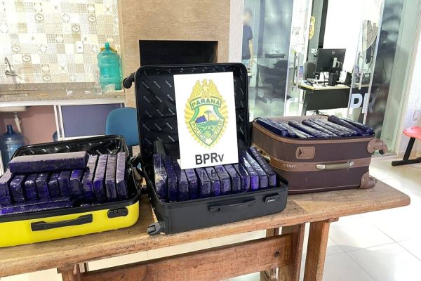 Batalhão de Polícia Rodoviária apreende mais de 70 quilos de maconha em ônibus na PR-323, em Iporã