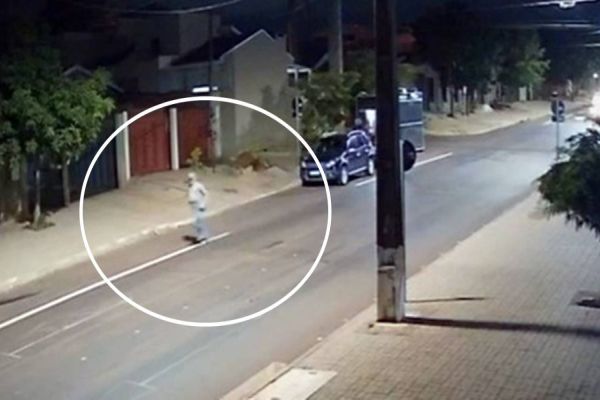 Imagem referente a notícia: Suspeito de homicídio de Elizeu Bispo é flagrado em imagens fugindo do local do crime