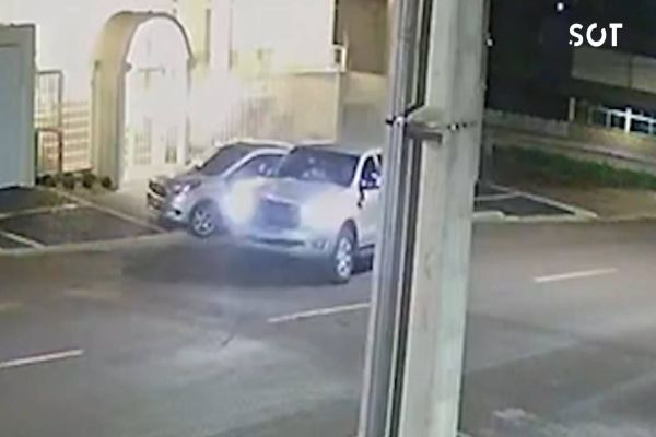 Motorista foge após colidir com carro estacionado no centro de Cascavel