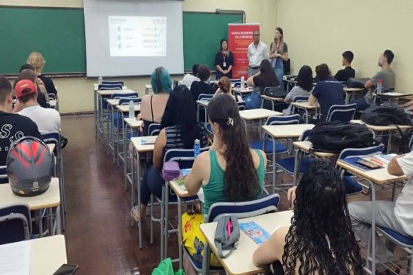 Projeto dissemina oportunidades da Coopavel entre alunos e graduandos