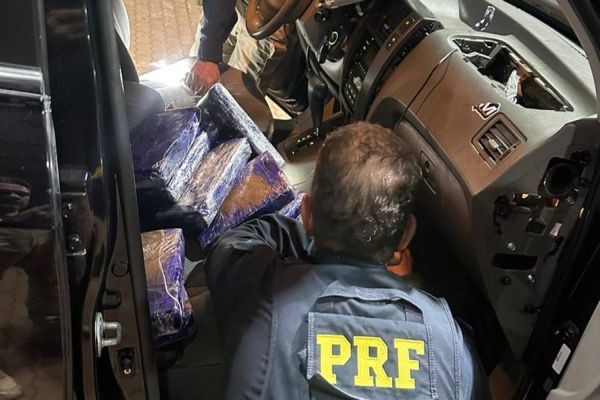 Imagem referente a notícia: Polícia Rodoviária Federal intercepta carga de cocaína na BR-277 em Cascavel