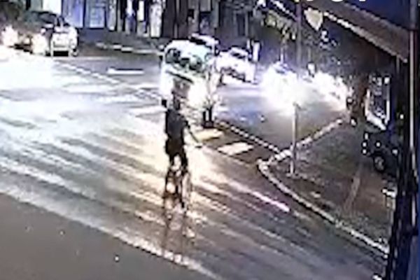Câmera de monitoramento flagra colisão entre carro e bicicleta no centro de Cascavel