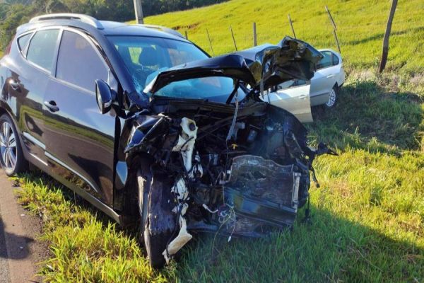 Condutora morre, passageira fica em estado grave e bebê é ejetado de carro em acidente na PR-281