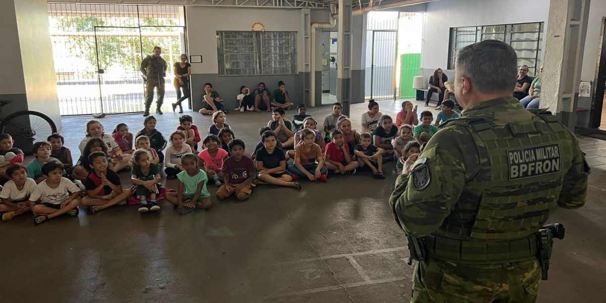 BPFRON realiza entrega de chocolates no CAF em Marechal Cândido Rondon