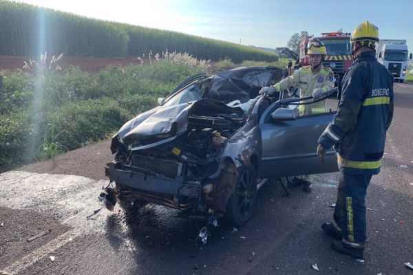 Carro fica completamente destruído após grave acidente na BR-467 em Cascavel