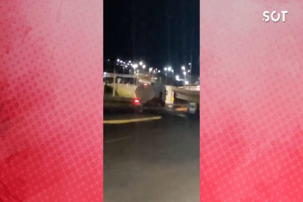 Vídeo registra o momento em que caminhão derruba postes no Trevo Cataratas em Cascavel