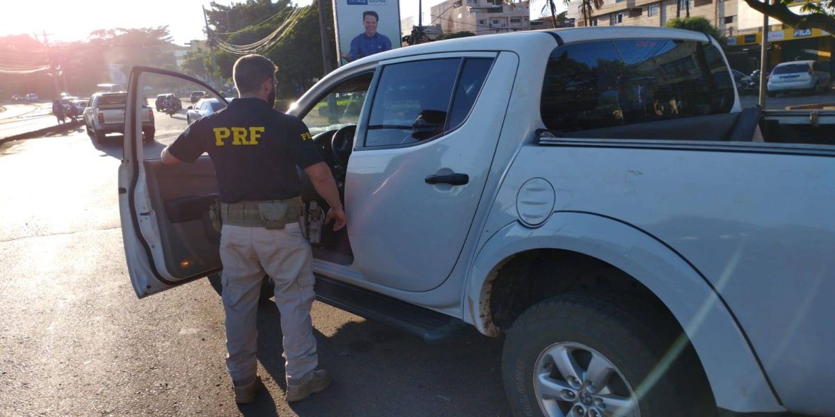 PRF recupera caminhonete furtada em Cascavel, antes que ela cruzasse a fronteira para o Paraguai