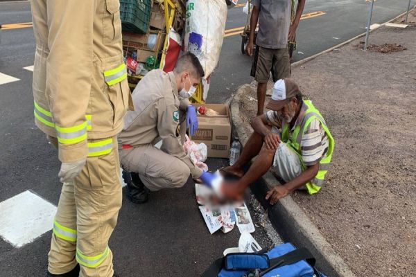 Coletor de recicláveis é atropelado e motorista foge do local no Bairro Brasmadeira, em Cascavel