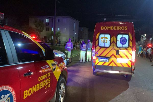 Imagem referente a notícia: Mulher de 23 anos e seu filho são baleados em via pública no Loteamento Riviera, em Cascavel