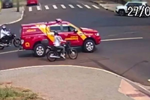 Motociclista sofre queda de moto após ser fechada por víatura do Corpo de Bombeiros em Cascavel