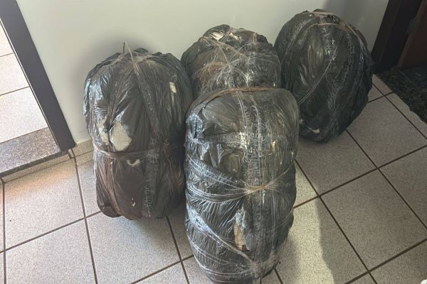 PRF apreende 47,8 kg de maconha após perseguição em Quatro Pontes