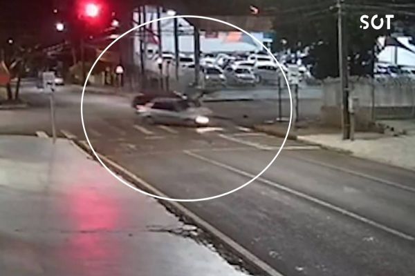 Câmera de segurança flagra grave acidente de trânsito no centro de Cascavel, deixando dois feridos
