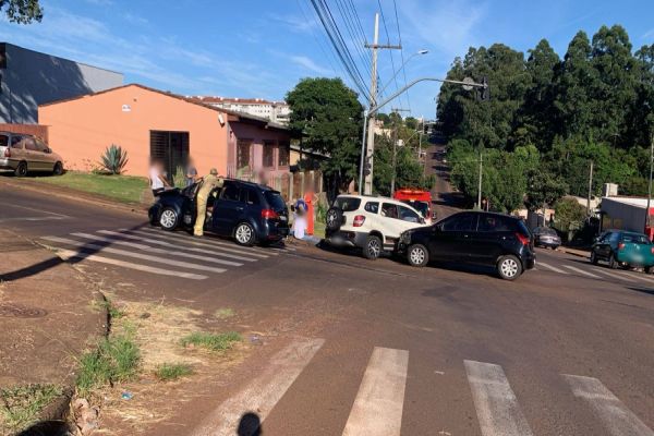 Três carros se envolvem em forte colisão de trânsito no Bairro Periolo; Duas pessoas ficaram feridas