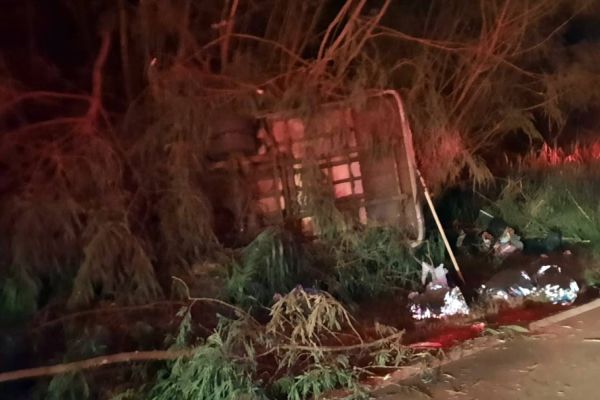 Três pessoas morrem e outras 16 ficam feridas após micro-ônibus tombar na PR-317 no norte do Paraná