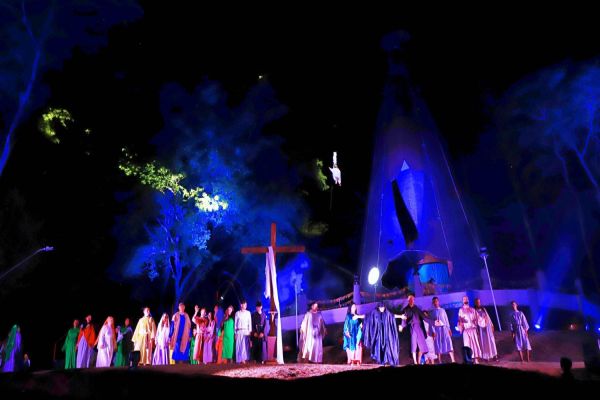 Auto da Paixão de Cristo encanta e emociona fieis em Itaipulândia