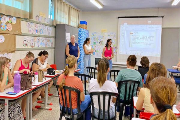 Secretaria de Educação de Itaipulândia Promove Reuniões para Explicar Programas Mais Ideb e CNCA