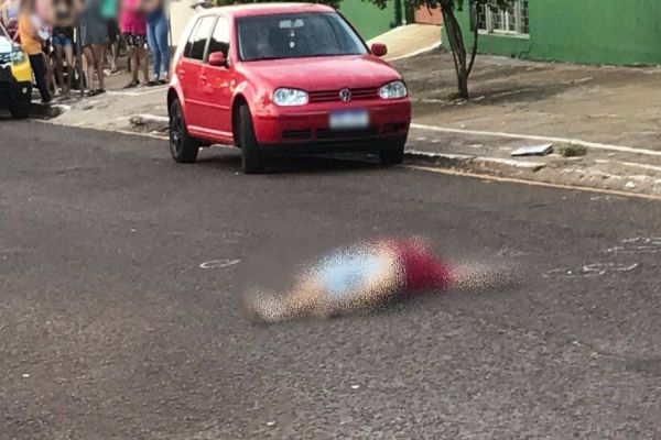 Imagem referente a notícia: Homem é brutalmente assassinado a tiros em frente de escola no Jardim Clarito em Cascavel