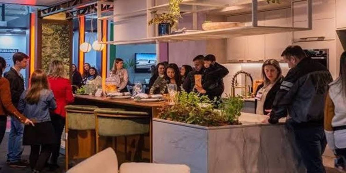 ExpoConstruindo atrai acadêmicos de Arquitetura de Cascavel